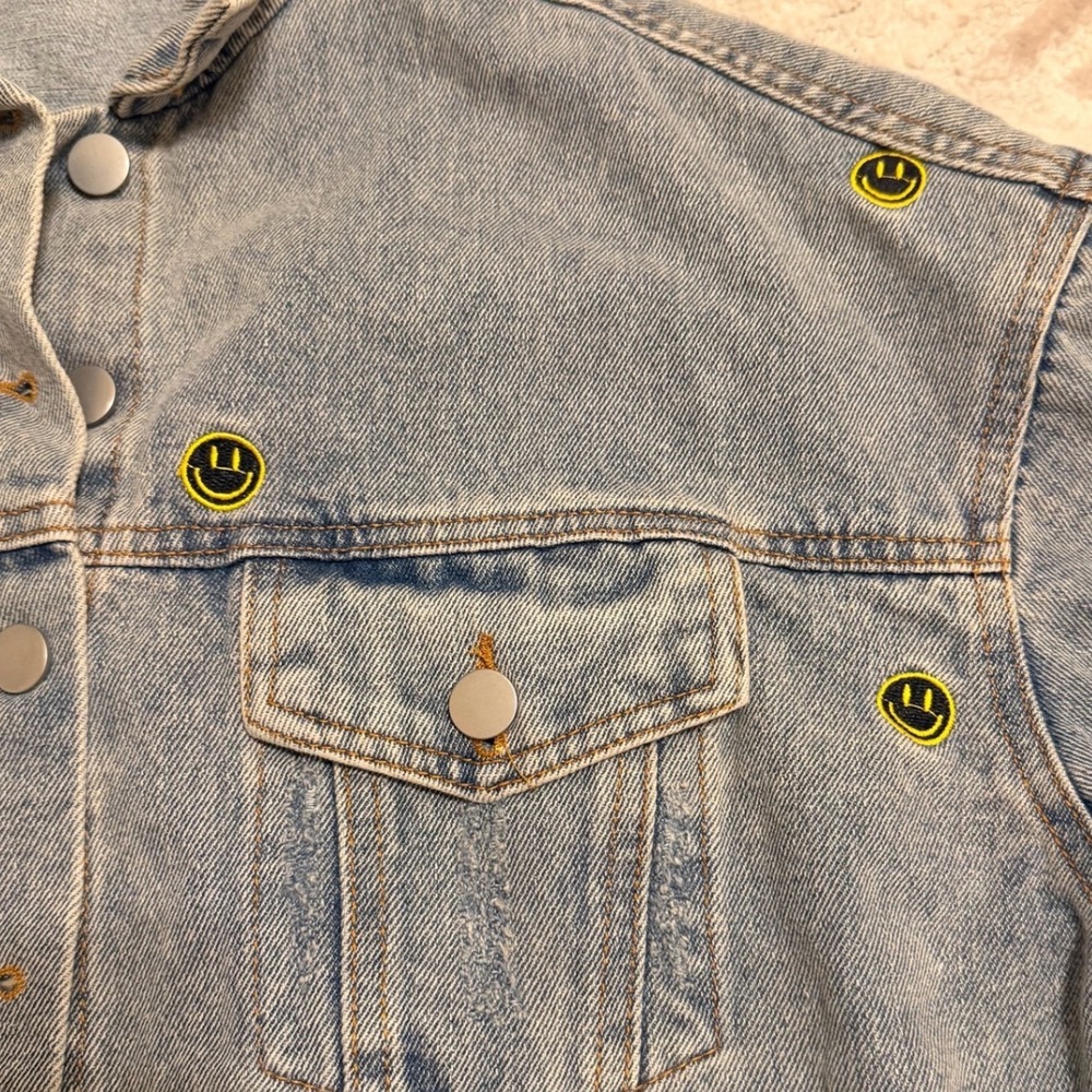 Cloud Ten Women's Size M Smiley Face Patch Cropped Denim Jean Jacket Grunge - Picture 4 of 10